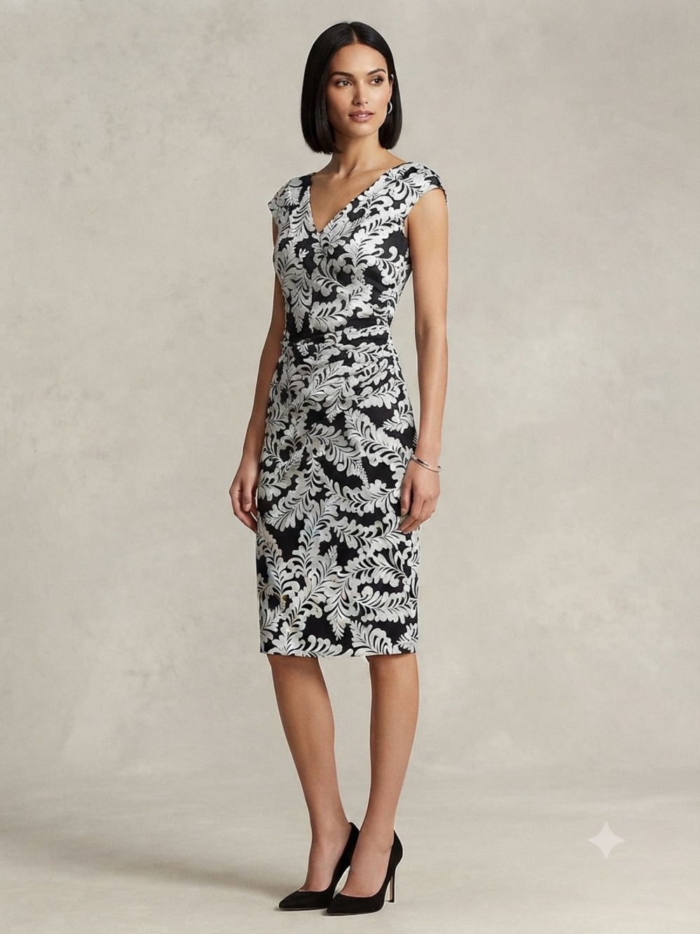 Maggy London Women's Sheath Dress Size 8 Black White Leaf Print Ruched V-Neck